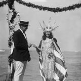 Siegerehrung der ersten "Miss America"-Wahl 1921, Gewinnerin Margaret Gorman lacht