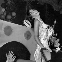 Petra Schürmann lacht bei ihrer Körnung zur "Miss World" 1956