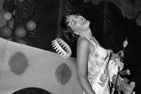Petra Schürmann lacht bei ihrer Körnung zur "Miss World" 1956
