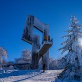 Ein buchstäblicher Höhepunkt des Besuchs im Nationalpark ist ein Abstecher auf den Erbeskopf, der mit seinen 816 Metern der höchste Gipfel in Rheinland-Pfalz ist. Das nahe gelegene Nationalparktor Erbeskopf zählt zu den drei offiziellen Einstiegspunkten in den Park und bietet eine sehenswerte interaktive Ausstellungen zu Natur und Tieren. Die Wanderung zum Gipfel belohnt ein weiter Panoramablick über die Hunsrückhöhen.