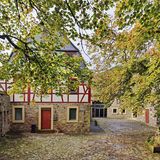 Geschichte umgeben von Wildnis: Die Ruine der Wildenburg liegt inmitten einer beeindruckenden Felsenlandschaft. Sie ist ein idealer Ausgangspunkt für malerische Wanderungen oder geführte Touren zu den kleinen Felsenmeeren, den Rosselhalden, für die der Park bekannt ist. Wer Tiere hautnah erleben möchte, besucht das angrenzende Wildfreigehege. Besonders lohnend ist eine geführte Rangertour von der Wildenburg bis zur Mörschieder Burr, die als eine der landschaftlich schönsten Routen im Nationalpark gilt. Alte Wälder, keltische Relikte, die markanten Quarzitfelsen und ein sagenumwobener Hexentanzplatz machen diese Strecke zu einem abwechslungsreichen Natur- und Kulturerlebnis.  