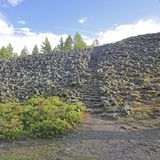 Einer der wohl eindrucksvollsten Kulturorte im Nationalpark Hunsrück-Hochwald befindet sich am Hang des Dollbergs bei Otzenhausen, einem Teil der Gemeinde Nonnweiler. Die gewaltigen, bis zu zehn Meter hohen Mauern des Ringwalls stammen aus der Zeit um das erste Jahrhundert vor Christus und lassen bis heute erahnen, welche Bedeutung die Befestigungsanlage einst für die Kelten hatte. Am Fuße des Ringwalls lädt ein rekonstruiertes keltisches Dorf zu einer Zeitreise ein. Die Siedlung mit Wohn-, Handwerks- und Speichergebäuden orientiert sich in Architektur und Bauweise an historischen Vorbildern und vermittelt ein anschauliches Bild vom Alltag vor mehr als 2000 Jahren.
