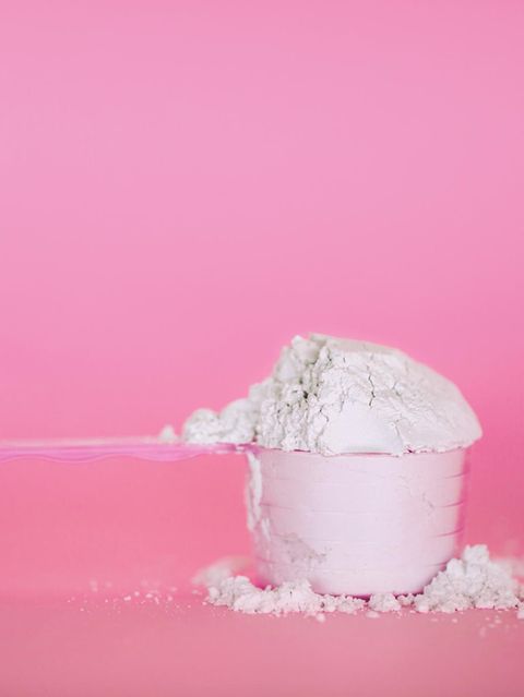 Proteinpulver auf pinkem Untergrund