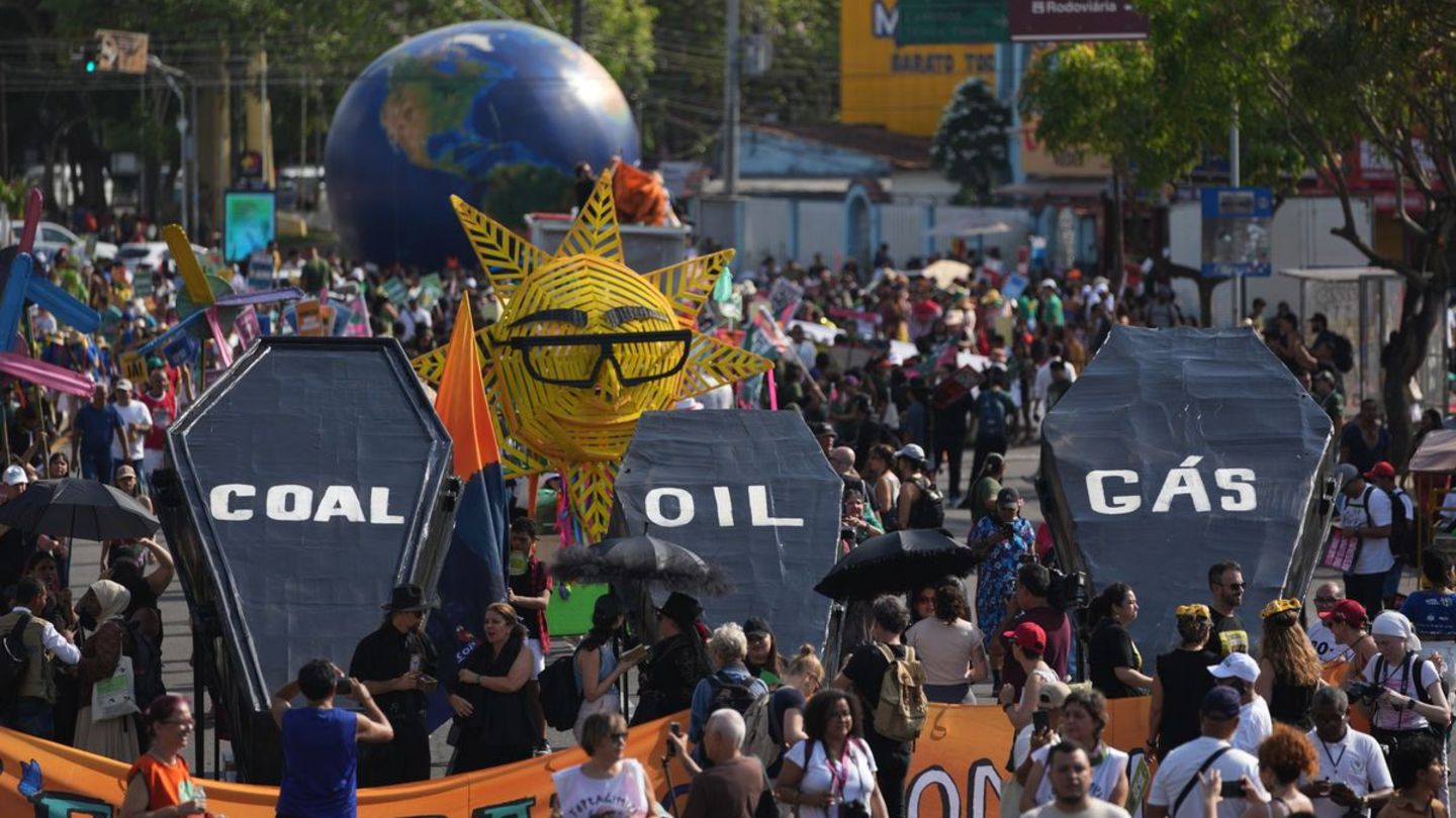 Klimaaktivisten protestieren auf der Klimakonferenz COP30 mit Särgen, auf denen Kohle, Öl und Gas zu lesen ist