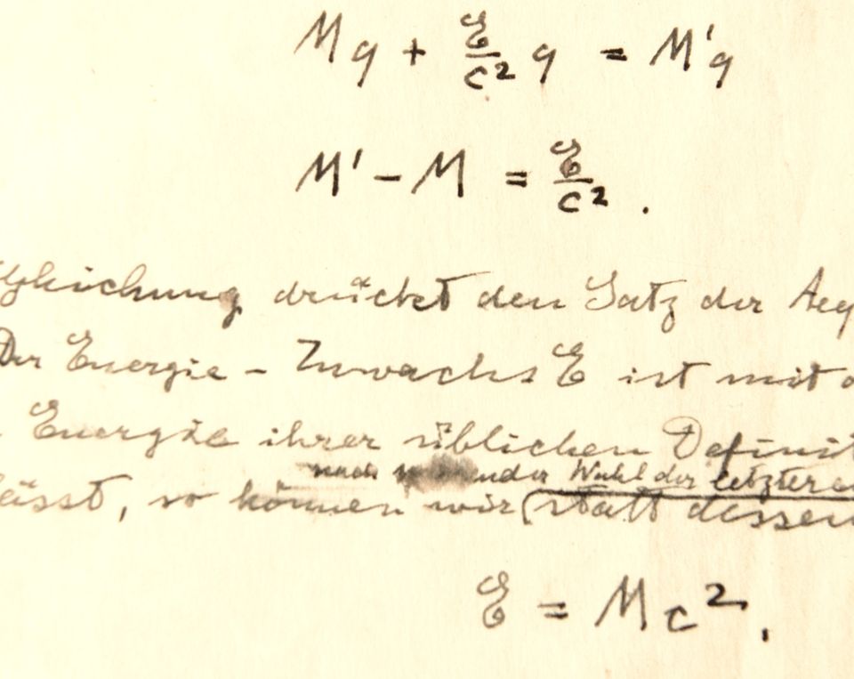 Jahre später schreibt Einstein nieder, wie er auf seine Formel gekommen ist. Hier hat sie ihre berühmte Form gefunden