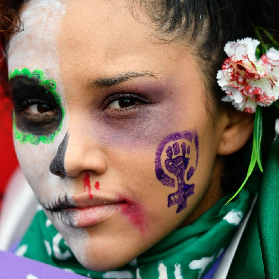 Demonstration in Paris against violence against women and feminicides, on this International Women's Day.