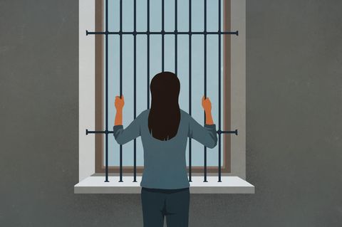 Illustration einer Frau, die vor dem vergitterten Fenster eine Gefängniszelle steht