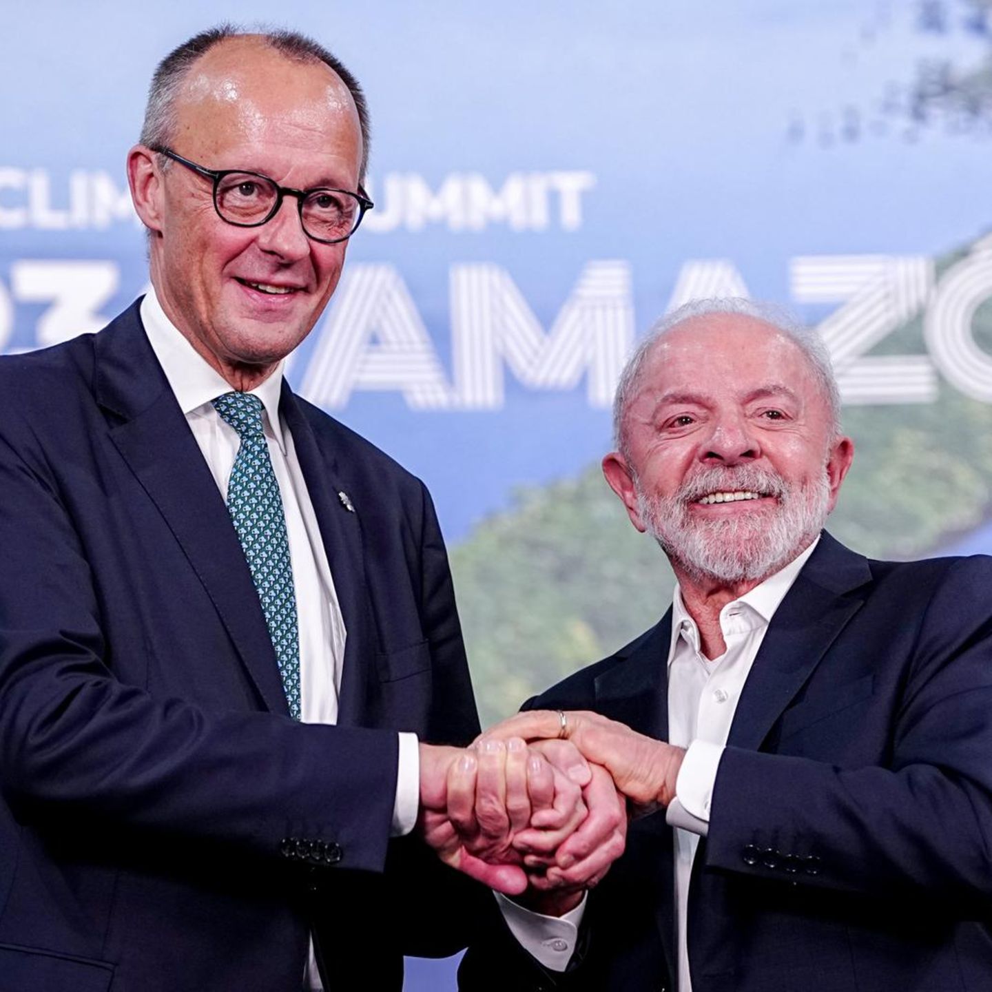 Gute Miene: Bundeskanzler Friedrich Merz trifft bei der Weltklimakonferenz COP30 Luiz Inacio Lula da Silva, Präsident von Brasilien, zu einem Gespräch