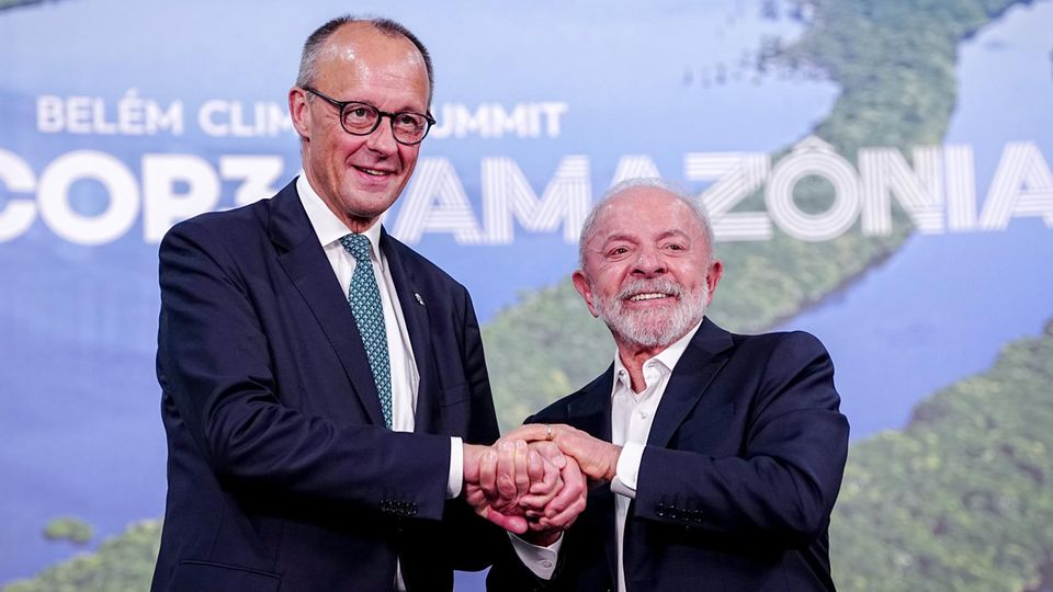 Gute Miene: Bundeskanzler Friedrich Merz trifft bei der Weltklimakonferenz COP30 Luiz Inacio Lula da Silva, Präsident von Brasilien, zu einem Gespräch
