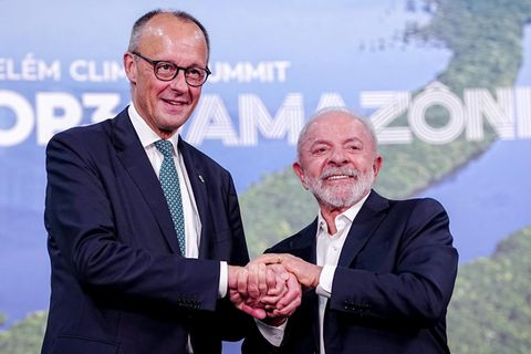 Gute Miene: Bundeskanzler Friedrich Merz trifft bei der Weltklimakonferenz COP30 Luiz Inacio Lula da Silva, Präsident von Brasilien, zu einem Gespräch
