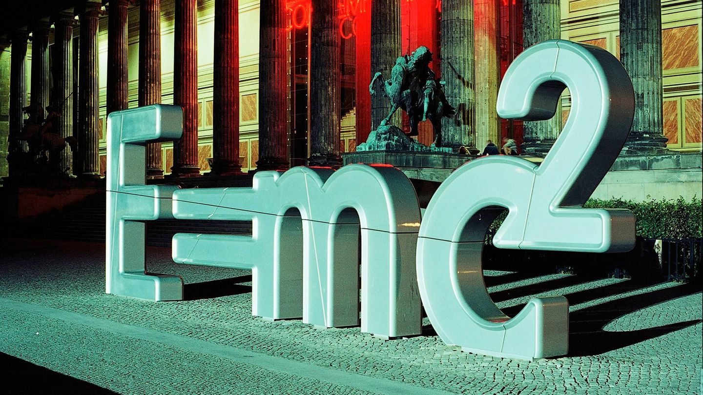 Anläßlich der Fußball WM 2006 präsentiert eine Kampagne Deutschland als das "Land der Ideen". Da darf Einsteins Formel nicht fehlen, obwohl der in Ulm geborene Physiker seine Entdeckung als Schweizer Staatsbürger in Bern machte