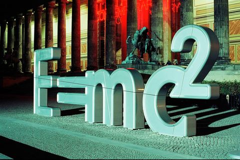 Anläßlich der Fußball WM 2006 präsentiert eine Kampagne Deutschland als das "Land der Ideen". Da darf Einsteins Formel nicht fehlen, obwohl der in Ulm geborene Physiker seine Entdeckung als Schweizer Staatsbürger in Bern machte