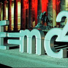 Anläßlich der Fußball WM 2006 präsentiert eine Kampagne Deutschland als das "Land der Ideen". Da darf Einsteins Formel nicht fehlen, obwohl der in Ulm geborene Physiker seine Entdeckung als Schweizer Staatsbürger in Bern machte