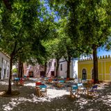 Historischer Platz mit Bäumer und Restaurant in Monchique