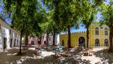 Historischer Platz mit Bäumer und Restaurant in Monchique