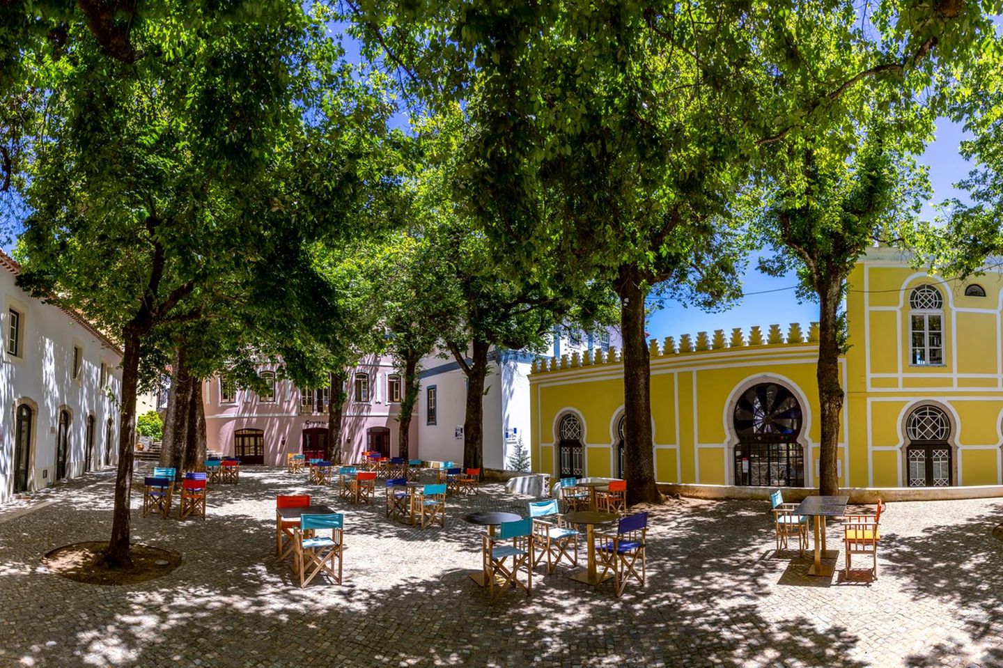 Historischer Platz mit Bäumer und Restaurant in Monchique