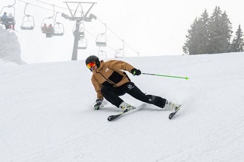 Damit der Skihelm auf der Piste perfekt schützt, sollte er am besten im Geschäft ausprobiert werden. Foto: Benjamin Nolte/dpa-tm