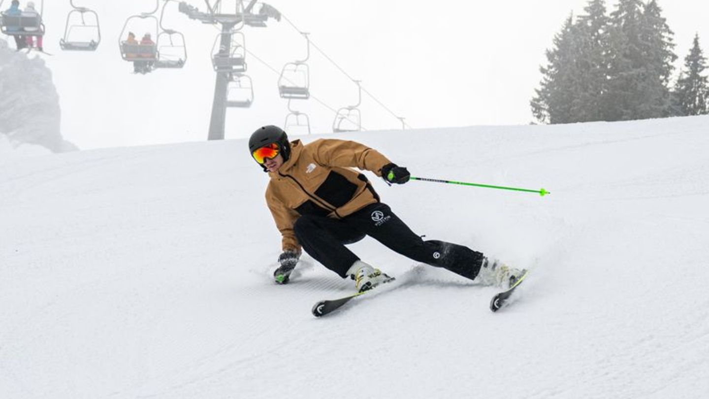 Damit der Skihelm auf der Piste perfekt schützt, sollte er am besten im Geschäft ausprobiert werden. Foto: Benjamin Nolte/dpa-tm