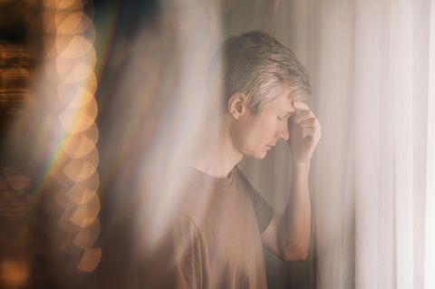 Mann fasst sich an den Kopf