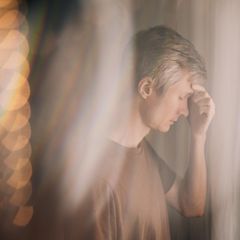 Mann fasst sich an den Kopf