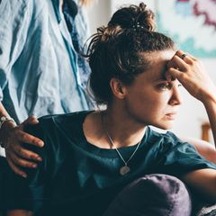 Traurige Frau schaut zur Seite