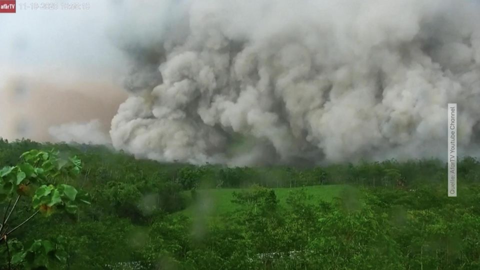 Indonesien : Vulkanausbruch sorgt für kilometerhohe Aschewolken über der Insel Java