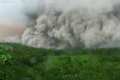 Indonesien : Vulkanausbruch sorgt für kilometerhohe Aschewolken über der Insel Java