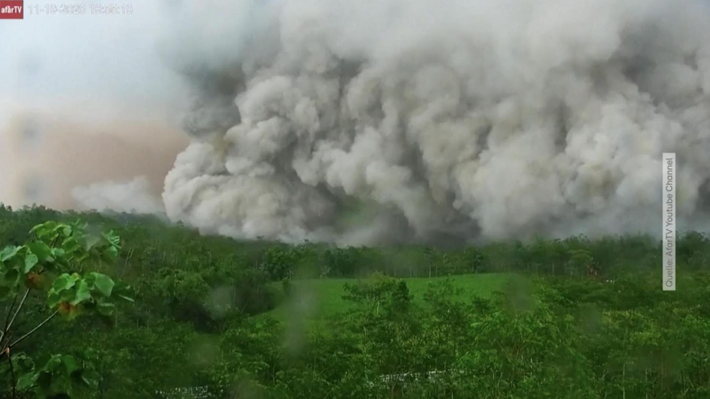 Indonesien-Vulkanausbruch-sorgt-f-r-kilometerhohe-Aschewolken-ber-der-Insel-Java