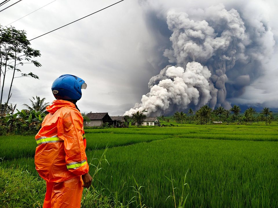 19. November 2025: Dieses mit einem Mobiltelefon aufgenommene Foto zeigt den Ausbruch des Vulkans Semeru am Mittwoch