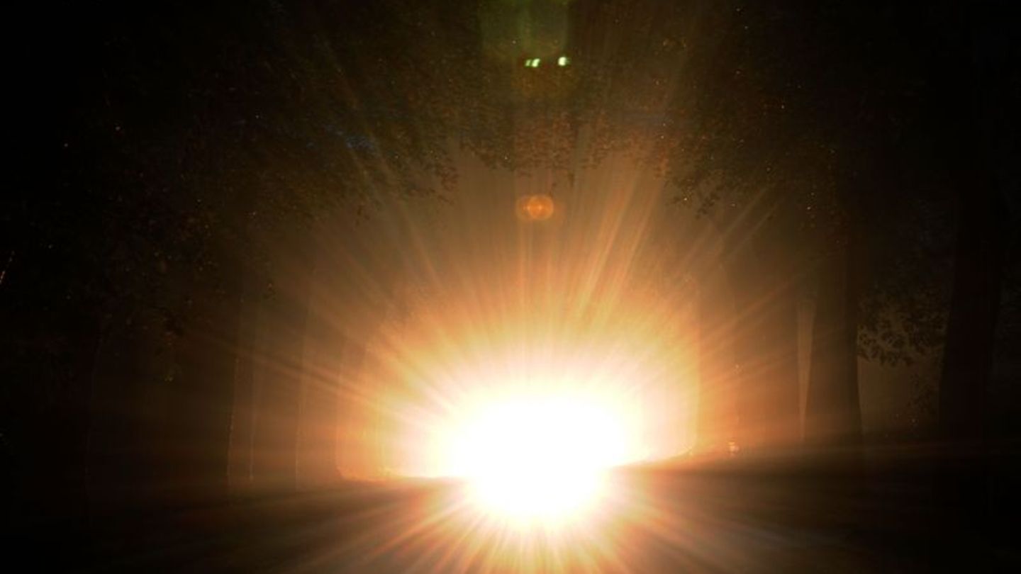 Plötzliche Blendung, etwa durch Fernlicht, überfordert die Anpassungsfähigkeit der Augen und schränkt das Sehen vorübergehend st