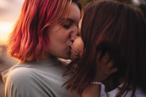 2 Frauen küssen sich