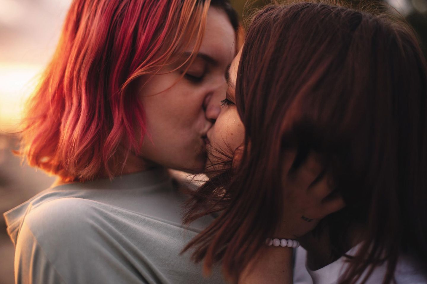 2 Frauen küssen sich
