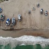 Am Thorup Strand gehören die Fischkutter wie selbstverständlich zum Bild. Sie sind nicht etwa gestrandet, sondern ankern traditionell auf dem hellen Sand. In den frühen Morgenstunden ziehen Bagger die Boote hinaus aufs Meer, und nach einem erfolgreichen Fang kehren sie mit frischem Fisch zurück. Ganz in der Nähe erwartet das Thorupstrand Fiskehus seine Gäste, ein Restaurant und Laden mit fangfrischen Waren. Der kilometerlange, wunderschöne Sandstrand lädt zum spazieren ein – vielleicht mit einem frischen Fischbrötchen oder einer Portion Fish and Chips auf der Hand. 