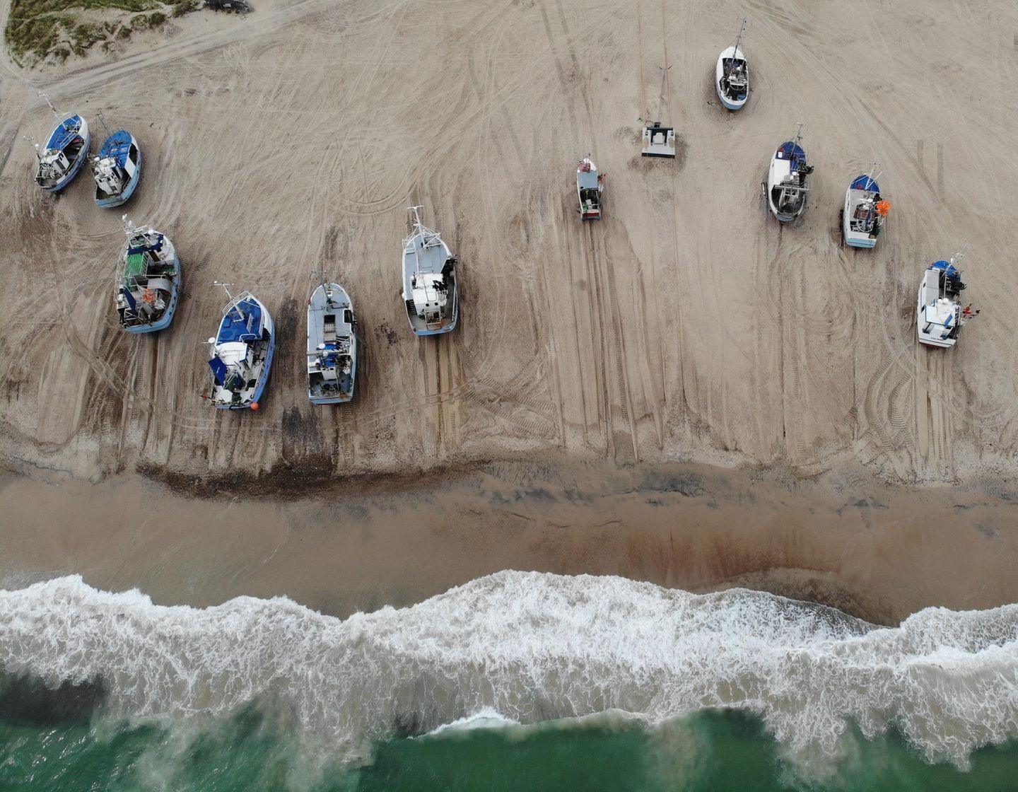 Am Thorup Strand gehören die Fischkutter wie selbstverständlich zum Bild. Sie sind nicht etwa gestrandet, sondern ankern traditionell auf dem hellen Sand. In den frühen Morgenstunden ziehen Bagger die Boote hinaus aufs Meer, und nach einem erfolgreichen Fang kehren sie mit frischem Fisch zurück. Ganz in der Nähe erwartet das Thorupstrand Fiskehus seine Gäste, ein Restaurant und Laden mit fangfrischen Waren. Der kilometerlange, wunderschöne Sandstrand lädt zum spazieren ein – vielleicht mit einem frischen Fischbrötchen oder einer Portion Fish and Chips auf der Hand. 