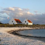 Entlang des Limfjords im Norden Dänemarks gibt es schmucke Städte mit historischen Fachwerkhäusern, lebendige Häfen und ganz viel Natur zu entdecken. Schon in der Steinzeit siedelten hier Menschen, lange vor den Wikingern. Die Spuren der tief verwurzelten Fischerkultur sind an jeder Biegung spürbar.​ Auch kulinarisch gibt es deshalb einiges zu erkunden: Feinschmecker genießen fangfrische Muscheln und Austern, die Spezialitäten werden in den kleinen Orten und beim beliebten Muschelfestival im Juli gefeiert. So verbinden sich am Limfjord Natur, Geschichte und Genuss zu einem besonderen Reiseerlebnis.​ 