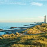 Sie wird auch die "Stadt des Lichts" genannt: Skagen liegt ganz im Norden des dänischen Festlands. Nicht nur Reisende, auch Kunstschaffende lockt seit jeher das berühmte magische Licht hierher, das Meer, Land und die typischen gelb gelkalkten Häuschen mit ihren roten Ziegeldächern umspielt. Früher ließen sich deshalb Maler wie P. S. Krøyer, Anna und Michael Ancher hier nieder. Ihnen folgten Bohemiens und wohlhabene Kopenhagener, die ebenfalls ihren Teil zum Charme des heutigen Ferienorts beigetragen haben.