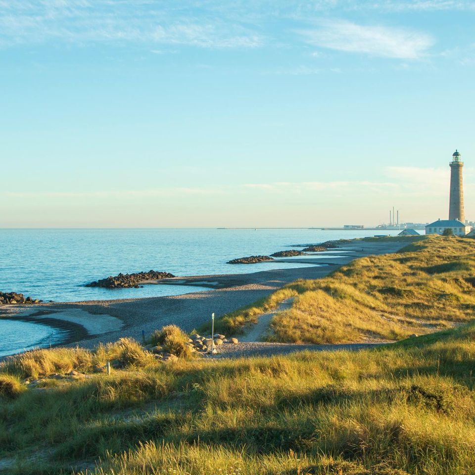 Sie wird auch die "Stadt des Lichts" genannt: Skagen liegt ganz im Norden des dänischen Festlands. Nicht nur Reisende, auch Kunstschaffende lockt seit jeher das berühmte magische Licht hierher, das Meer, Land und die typischen gelb gelkalkten Häuschen mit ihren roten Ziegeldächern umspielt. Früher ließen sich deshalb Maler wie P. S. Krøyer, Anna und Michael Ancher hier nieder. Ihnen folgten Bohemiens und wohlhabene Kopenhagener, die ebenfalls ihren Teil zum Charme des heutigen Ferienorts beigetragen haben.