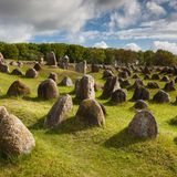 Ein Besuch in Dänemark wäre nicht vollständig ohne einen Abstecher in die raue Vergangenheit. Lindholm Høje bietet dazu tolle Einblicke: Hoch über dem Limfjord und mit Blick auf Aalborg befindet sich das größte Wikinger-Gräberfeld des Landes. Beim Erkundungsspaziergang über diesen historischen Hügel, vorbei an rätselhaften Steinkreisen und alten Feuerstellen, wird Geschichte auf eindrucksvolle Weise lebendig. Dazu lädt das Museum mit interaktiven Ausstellungen zu einer Zeitreise in die Eisenzeit und die Wikingerwelt ein.
