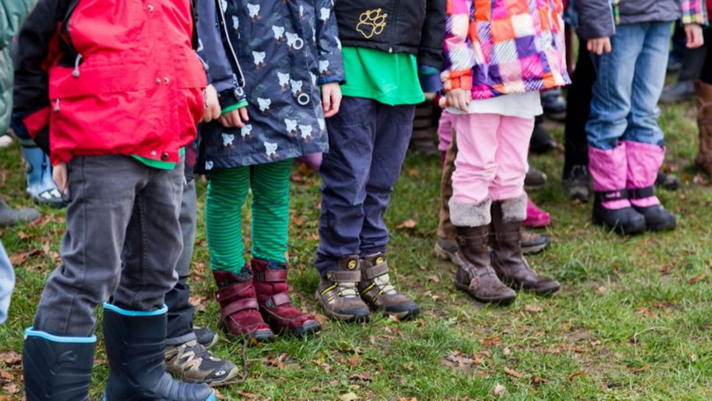 Warm halten und vor Ausrutschern schützen sollen Winterschuhe und -stiefel. Aber sie können auch zu stabil sein. Foto: Jens Bütt