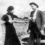 Bonnie bedroht Clyde spielerisch mit einem Gewehr