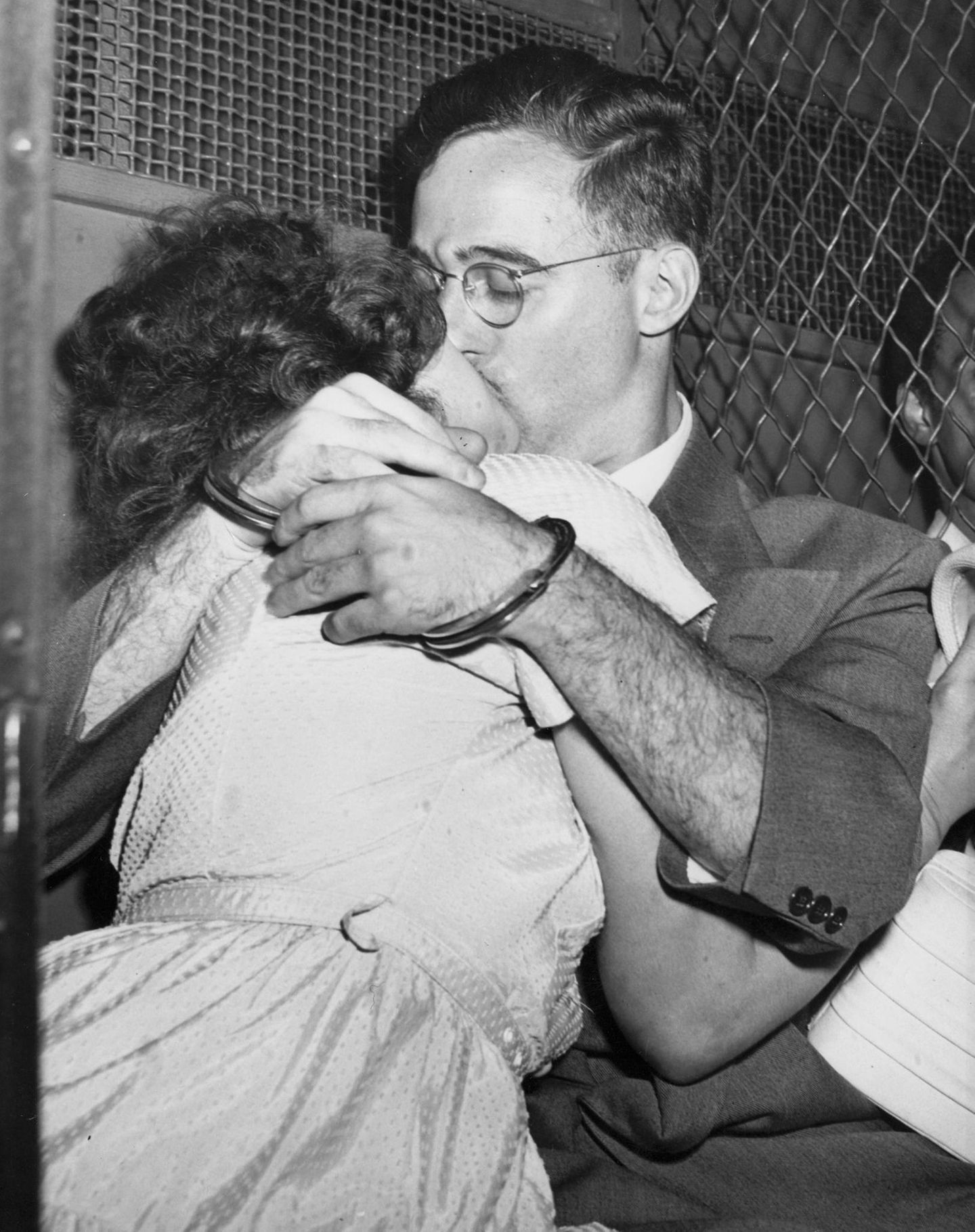 Ethel und Julius Rosenberg umarmen sich im Gefängnis