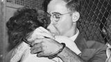 Ethel und Julius Rosenberg umarmen sich im Gefängnis