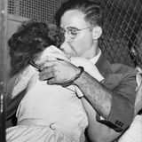 Ethel und Julius Rosenberg umarmen sich im Gefängnis