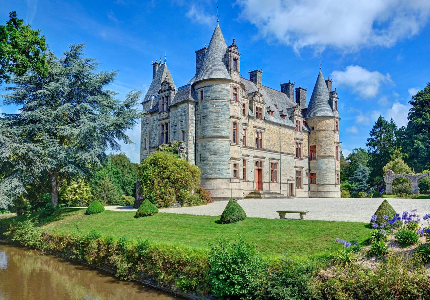 Schloss Le Ravalet vor blauem Himmel in der Normandie