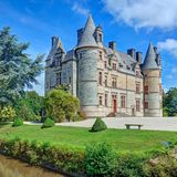 Schloss Le Ravalet vor blauem Himmel in der Normandie