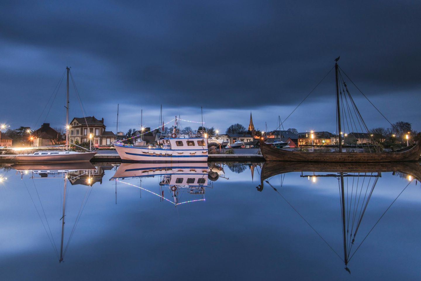 Seehafen von Carentan in der Dämmerung