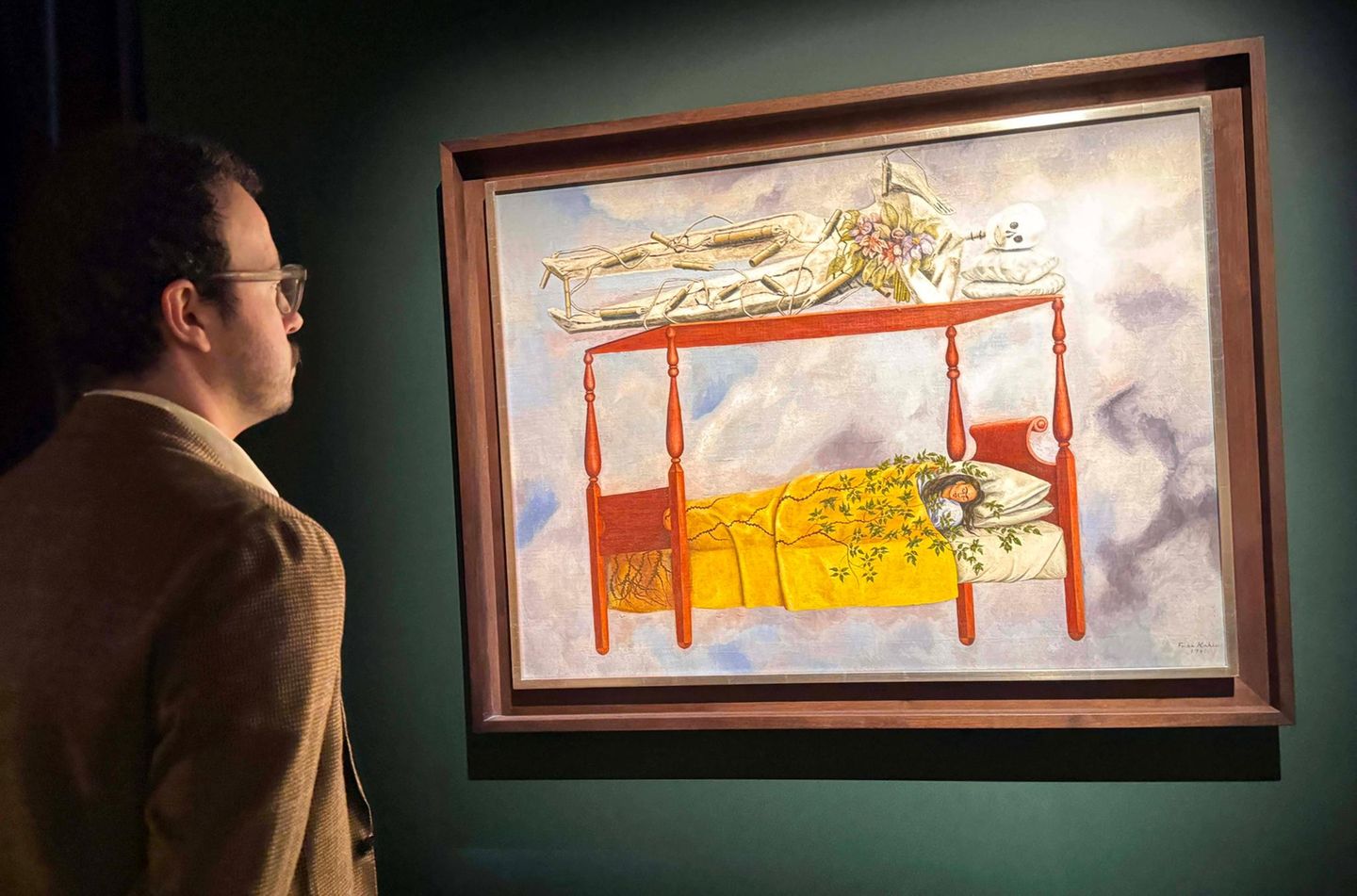 Mann betrachtet Bild von Frieda Kahlo