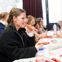 Eine junge Frau führt einen Wattestäbchen-Test durch