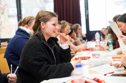 Eine junge Frau führt einen Wattestäbchen-Test durch