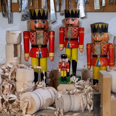 Historische Nussknacker und der Mini-Nussknacker "Willhelm", der 2021 auf der Internationalen Raumstation ISS zu Gast war, stehe